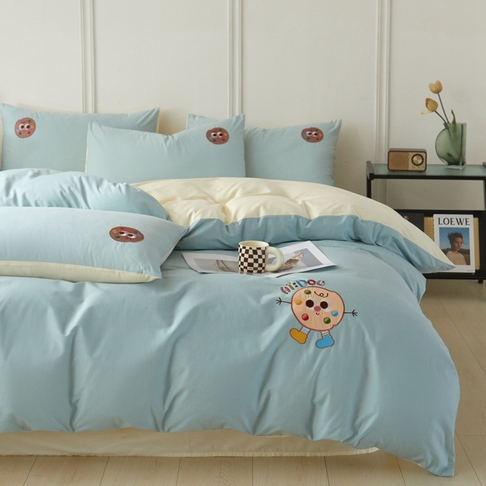 91家纺网 家纺一手货源 找家纺 万盛家纺 2025新款全棉喷气133*72刺绣卡通四件套 cookies饼干仔-浅蓝卡其