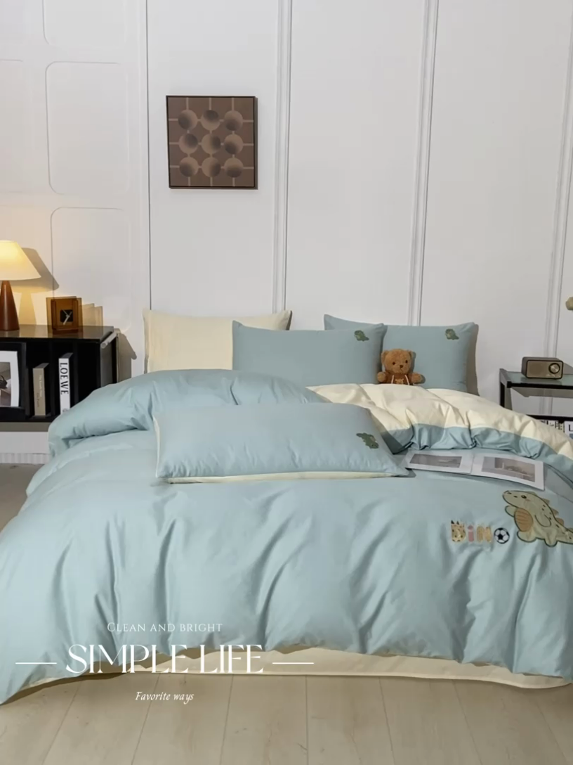 91家纺网 家纺一手货源 找家纺 万盛家纺 2025新款全棉喷气133*72刺绣卡通四件套 football恐龙-浅蓝卡其