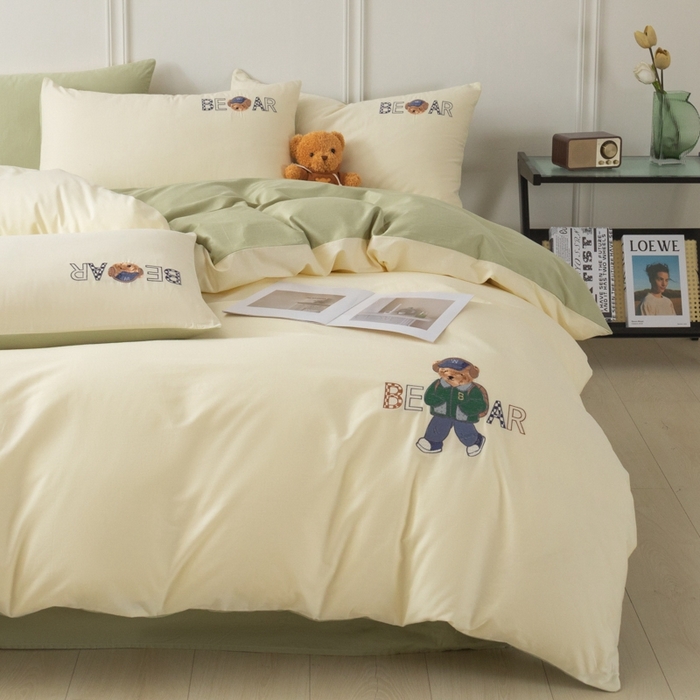 91家纺网 家纺一手货源 找家纺 万盛家纺 2025新款全棉喷气133*72刺绣卡通四件套 cowboy熊-奶白绿