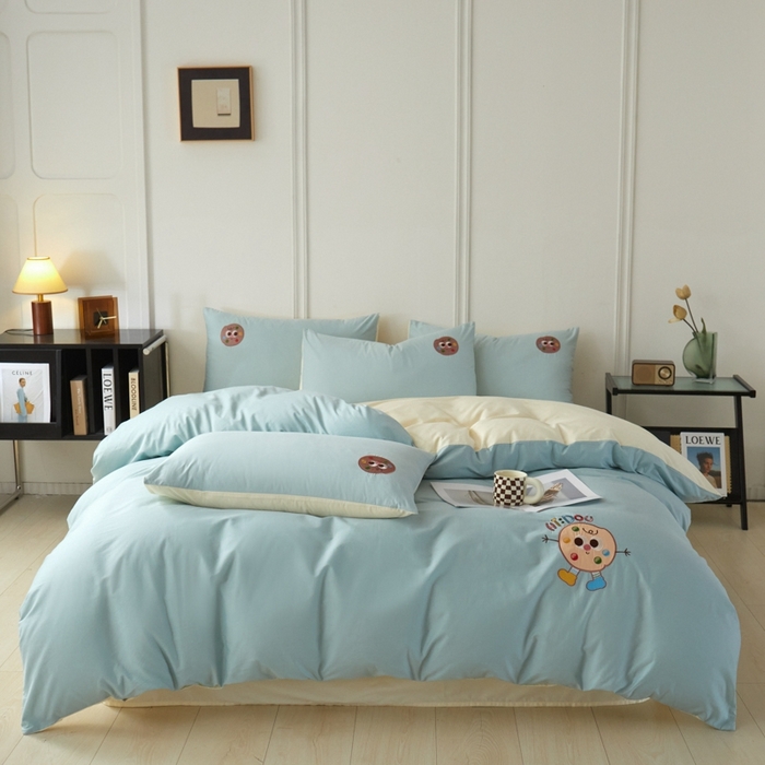 91家纺网 家纺一手货源 找家纺 万盛家纺 2025新款全棉喷气133*72刺绣卡通四件套 cookies饼干仔-浅蓝卡其