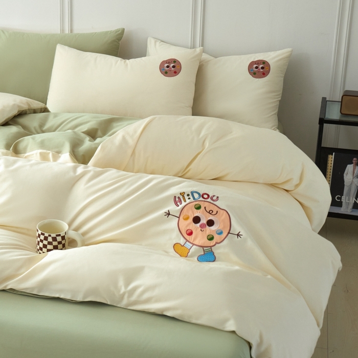 91家纺网 家纺一手货源 找家纺 万盛家纺 2025新款全棉喷气133*72刺绣卡通四件套 cookies饼干仔-奶白绿