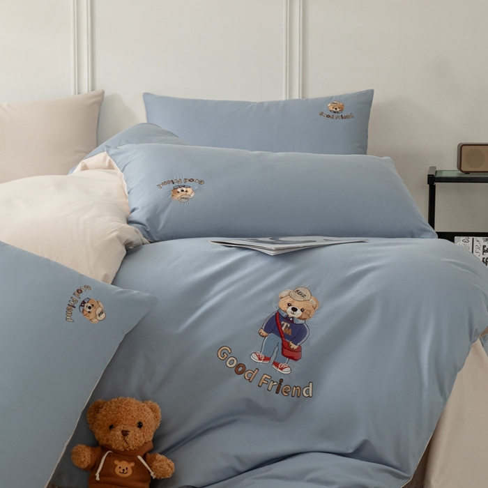 91家纺网 家纺一手货源 找家纺 万盛家纺 2025新款全棉喷气133*72刺绣卡通四件套 fashion熊-深蓝咖