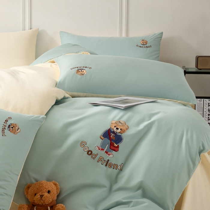 91家纺网 家纺一手货源 找家纺 万盛家纺 2025新款全棉喷气133*72刺绣卡通四件套 fashion熊-浅蓝卡其