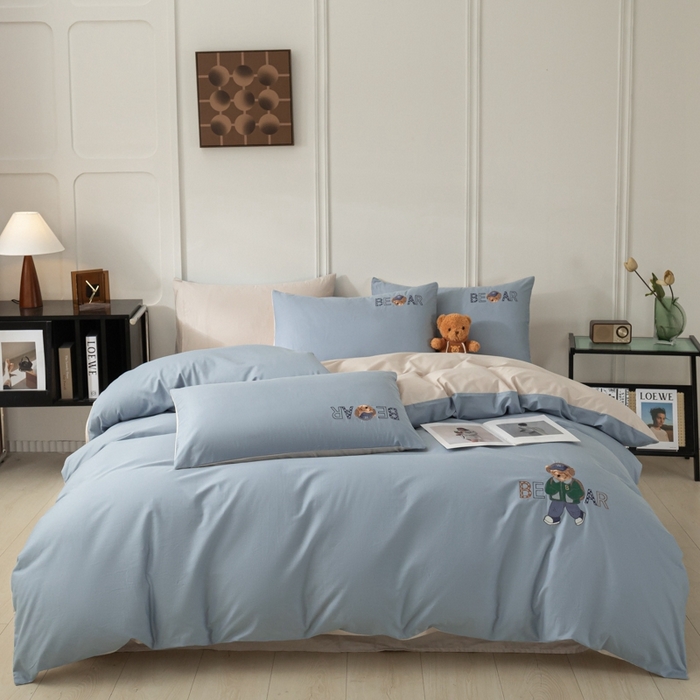 91家纺网 家纺一手货源 找家纺 万盛家纺 2025新款全棉喷气133*72刺绣卡通四件套 cowboy熊-深蓝咖