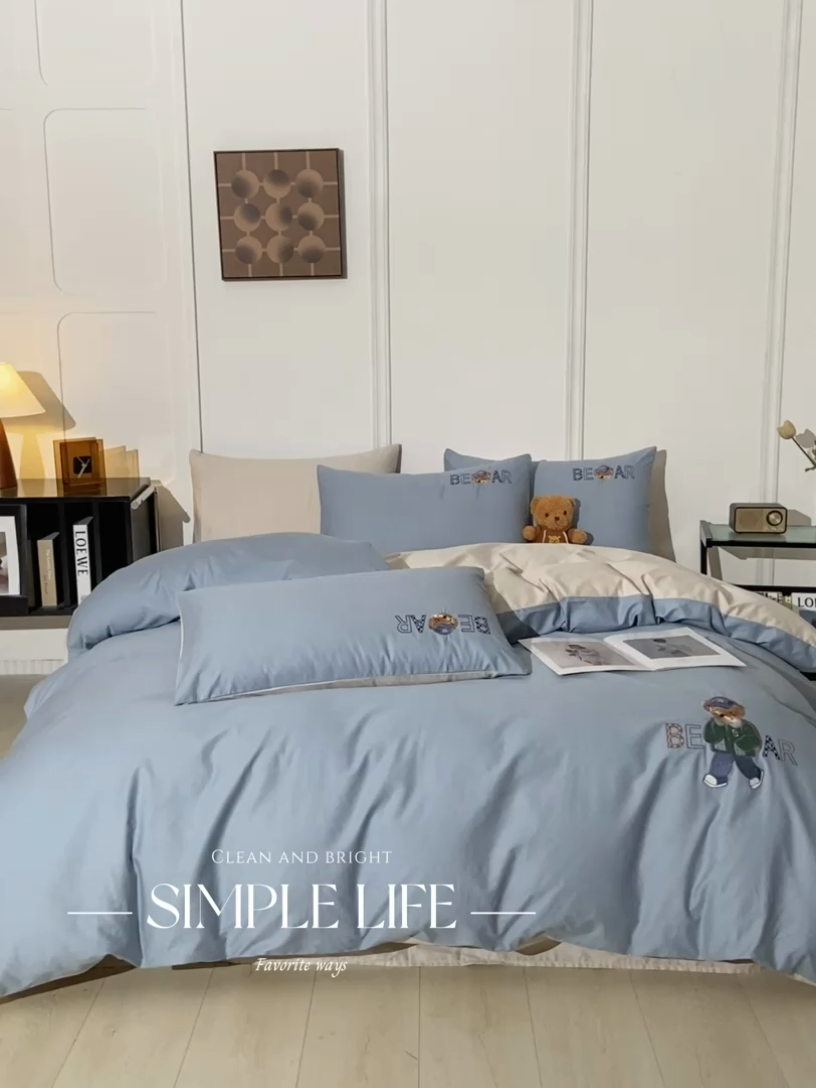 91家纺网 家纺一手货源 找家纺 万盛家纺 2025新款全棉喷气133*72刺绣卡通四件套 cowboy熊-深蓝咖