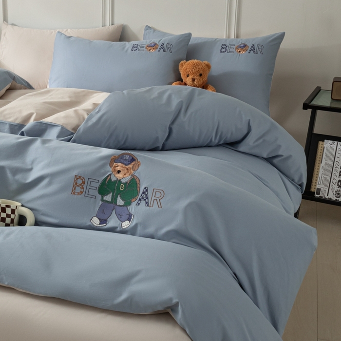 91家纺网 家纺一手货源 找家纺 万盛家纺 2025新款全棉喷气133*72刺绣卡通四件套 cowboy熊-深蓝咖