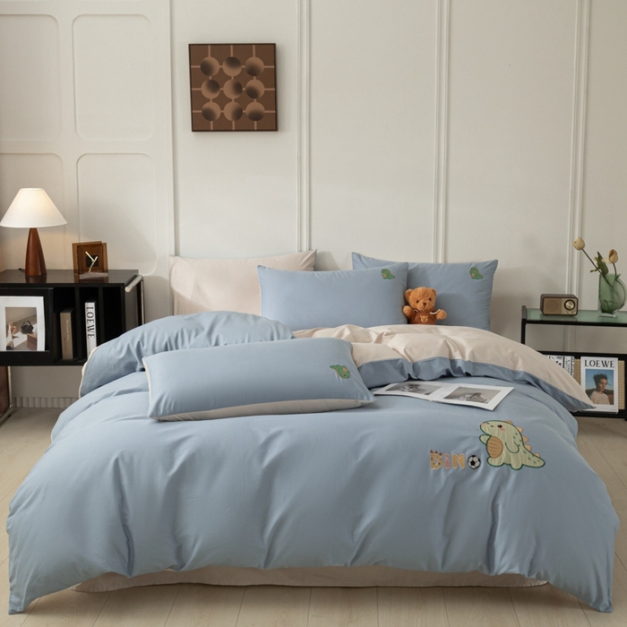 91家纺网 家纺一手货源 找家纺 万盛家纺 2025新款全棉喷气133*72刺绣卡通四件套 football恐龙-深蓝咖