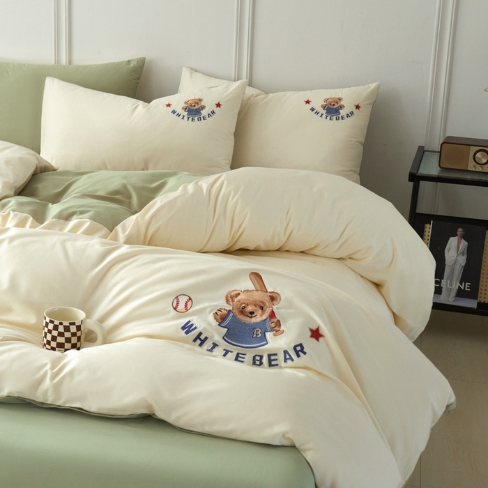 91家纺网 家纺一手货源 找家纺 万盛家纺 2025新款全棉喷气133*72刺绣卡通四件套 baseball熊-奶白绿