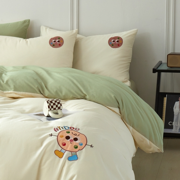 91家纺网 家纺一手货源 找家纺 万盛家纺 2025新款全棉喷气133*72刺绣卡通四件套 cookies饼干仔-奶白绿