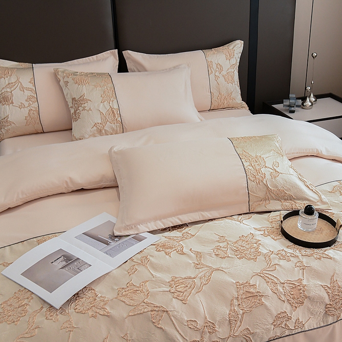 91家纺网 家纺一手货源 找家纺 布可家纺 2025新款轻奢精美浮雕刺绣提花四件套 花叶扶-香槟金