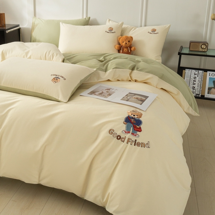 91家纺网 家纺一手货源 找家纺 万盛家纺 2025新款全棉喷气133*72刺绣卡通四件套 fashion熊-奶白绿