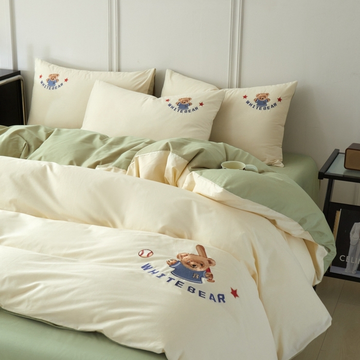 91家纺网 家纺一手货源 找家纺 万盛家纺 2025新款全棉喷气133*72刺绣卡通四件套 baseball熊-奶白绿