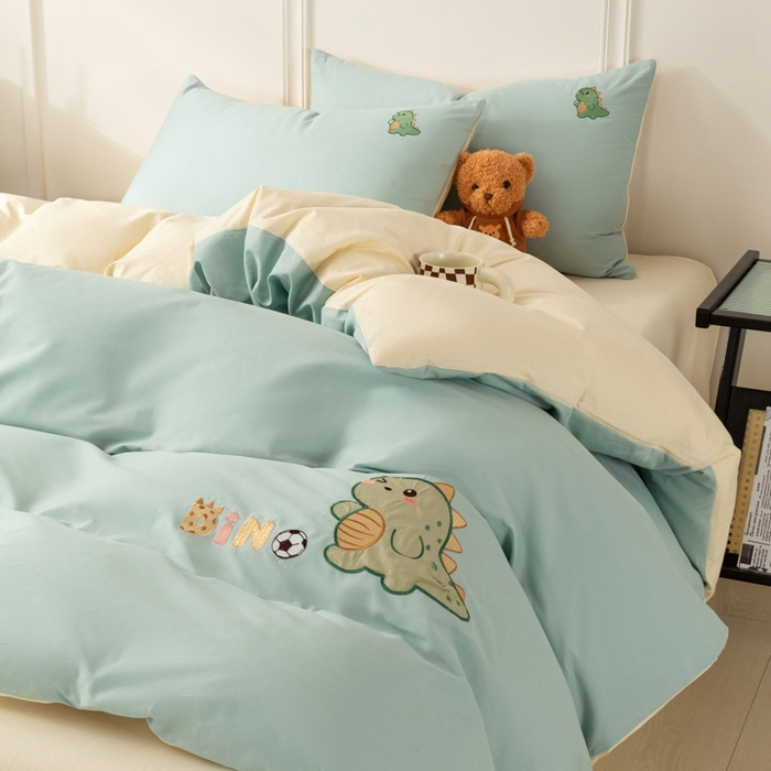 91家纺网 家纺一手货源 找家纺 万盛家纺 2025新款全棉喷气133*72刺绣卡通四件套 football恐龙-浅蓝卡其