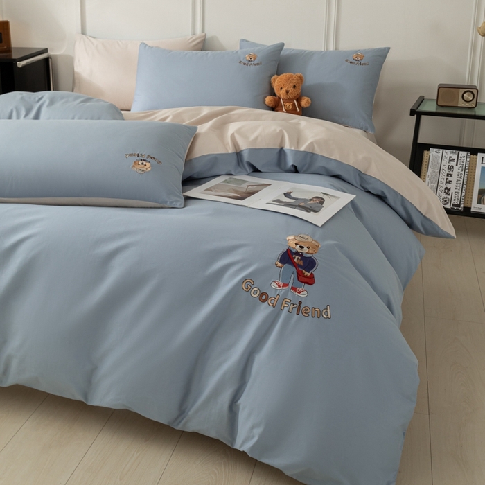 91家纺网 家纺一手货源 找家纺 万盛家纺 2025新款全棉喷气133*72刺绣卡通四件套 fashion熊-深蓝咖