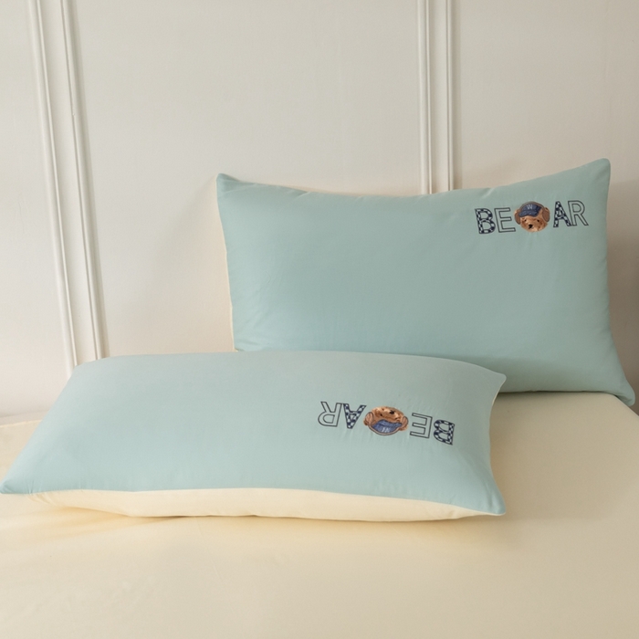 91家纺网 家纺一手货源 找家纺 万盛家纺 2025新款全棉喷气133*72刺绣卡通四件套 cowboy熊-浅蓝卡其