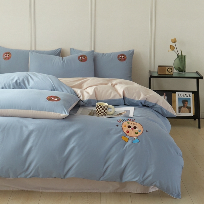 91家纺网 家纺一手货源 找家纺 万盛家纺 2025新款全棉喷气133*72刺绣卡通四件套 cookies饼干仔-深蓝咖