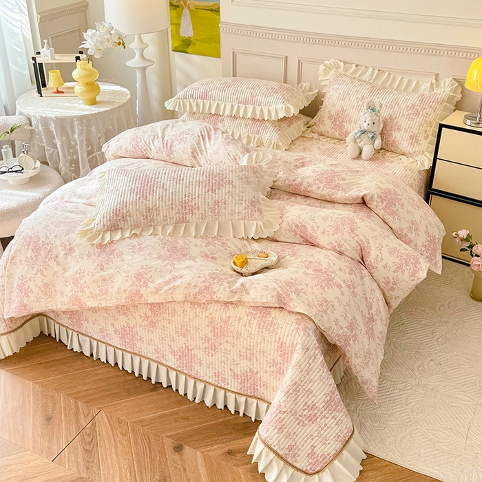 91家纺网 家纺一手货源 找家纺 美达家纺 2025新款全棉半夹棉花边床盖四件套 藤蔓花影