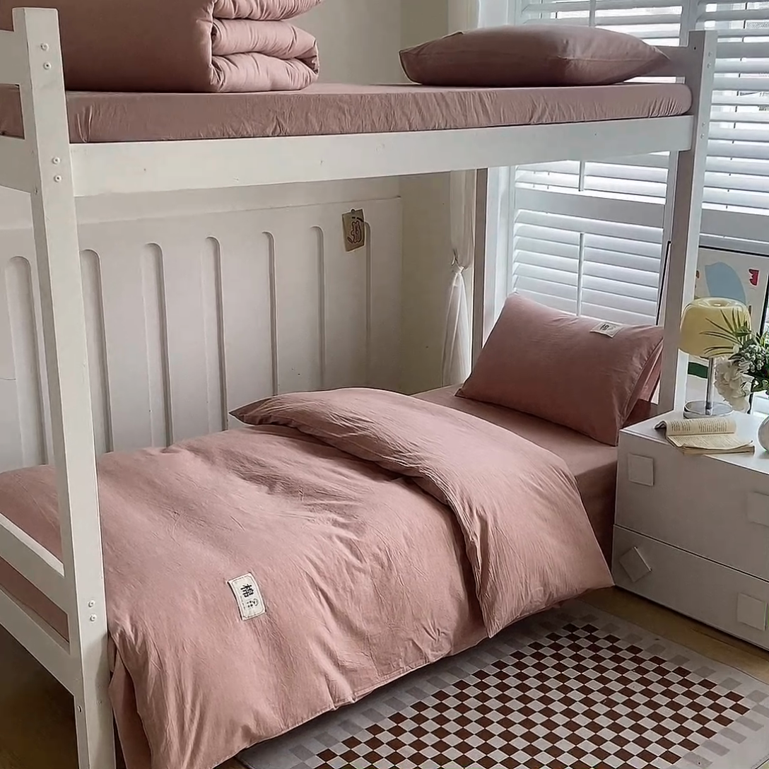 91家纺网 家纺一手货源 找家纺 巧格家纺 2025新款A类全棉色织水洗棉宿舍三件套-床垫套款 豆沙