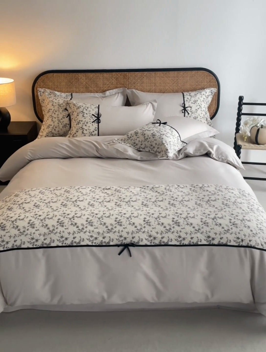 91家纺网 家纺一手货源 找家纺 2024新款全棉轻法式复古蝴蝶结刺绣工艺款四件套 奈妃-高级灰