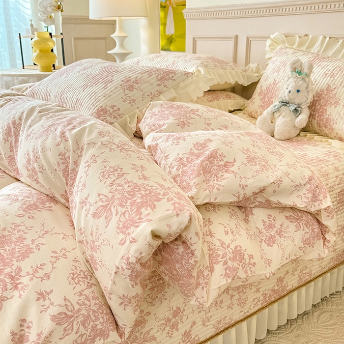 91家纺网 家纺一手货源 找家纺 美达家纺 2025新款全棉半夹棉花边床盖四件套 藤蔓花影