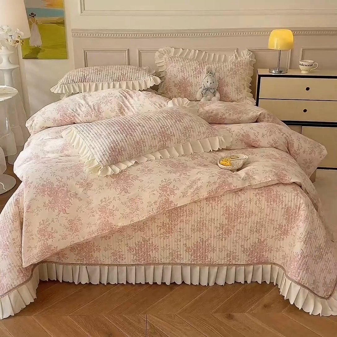 91家纺网 家纺一手货源 找家纺 美达家纺 2025新款全棉半夹棉花边床盖四件套 藤蔓花影