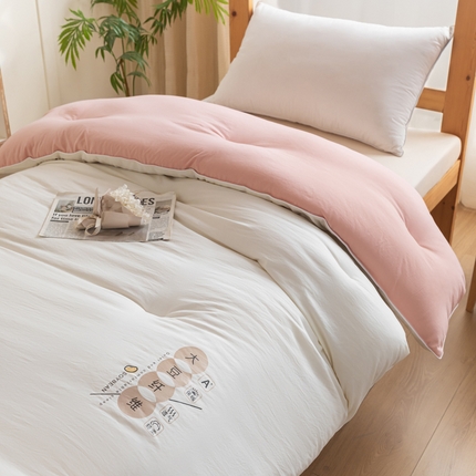 91家纺网 家纺一手货源 找家纺 莱登卡奴 2025春夏款学生宿舍被芯A类糯糯棉麻绳烫画款大豆被夏被学生床被芯系列 单边烫画款-奶白拼豆沙