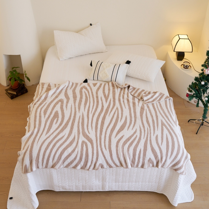 91家纺网 家纺一手货源 找家纺 苏艺针织盖毯 2024新款针织斑马纹半边绒毛毯 白咖斑马纹