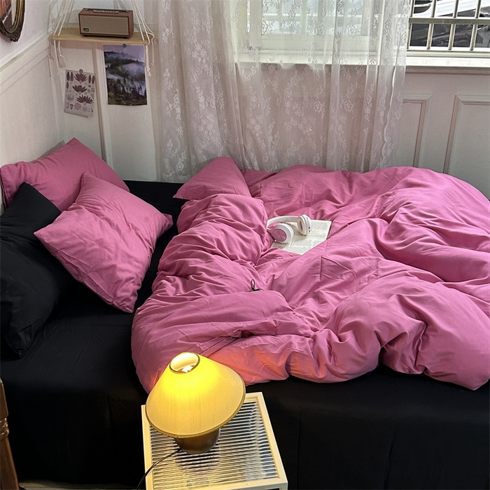91家纺网 家纺一手货源 找家纺 优迈 2024新款ins风小红书同款纯色双拼水洗棉四件套亲肤加厚磨毛四件套混搭系列-单被套单床单单枕套单床笠 树莓粉黑