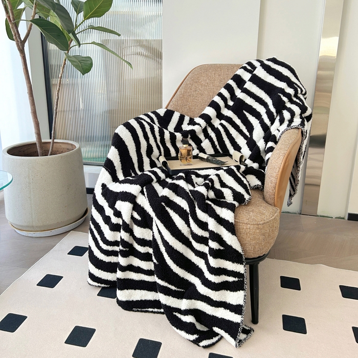 91家纺网 家纺一手货源 找家纺 苏艺针织盖毯 2024新款针织斑马纹半边绒毛毯 黑白斑马纹