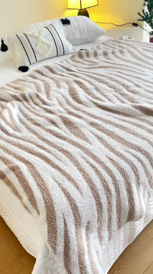 91家纺网 家纺一手货源 找家纺 苏艺针织盖毯 2024新款针织斑马纹半边绒毛毯 白咖斑马纹