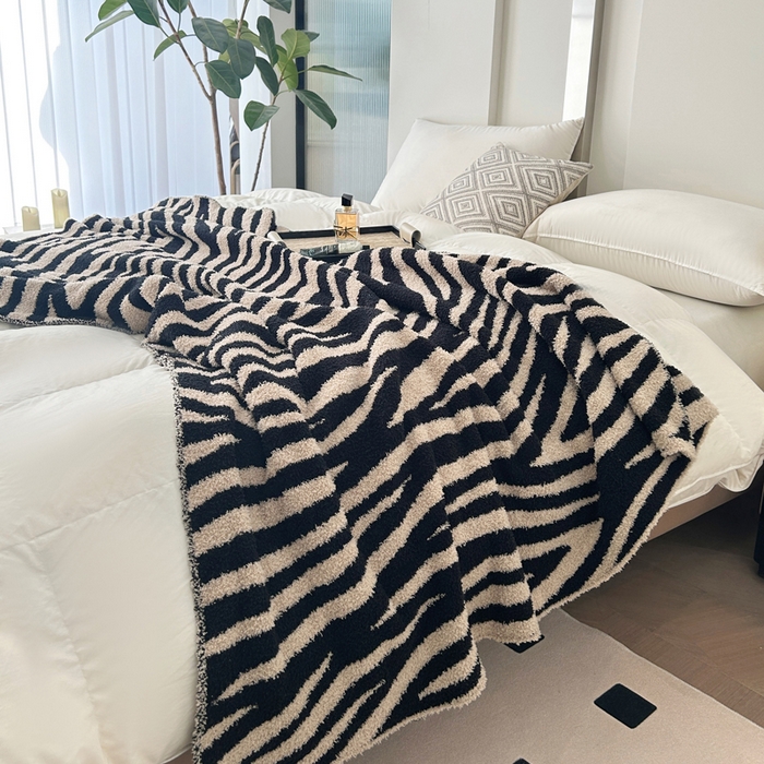 91家纺网 家纺一手货源 找家纺 苏艺针织盖毯 2024新款针织斑马纹半边绒毛毯 黑咖斑马纹