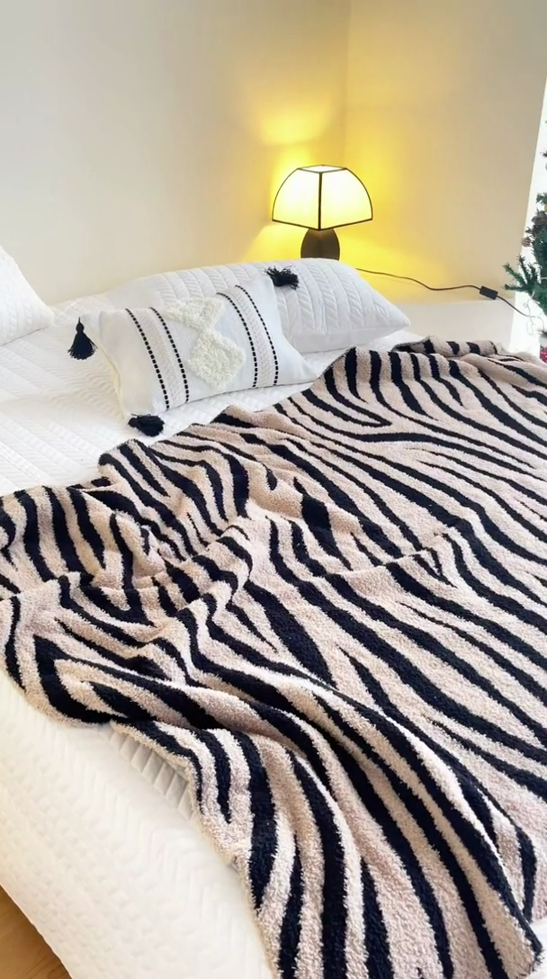 91家纺网 家纺一手货源 找家纺 苏艺针织盖毯 2024新款针织斑马纹半边绒毛毯 黑白斑马纹