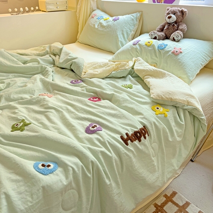 91家纺网 家纺一手货源 找家纺 水墨江南 2024新款小怪兽毛巾绣夏被四件套 小怪兽奶黄绿