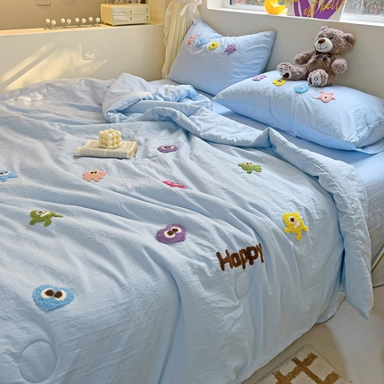 91家纺网 家纺一手货源 找家纺 水墨江南 2024新款小怪兽毛巾绣夏被四件套 小怪兽浅蓝