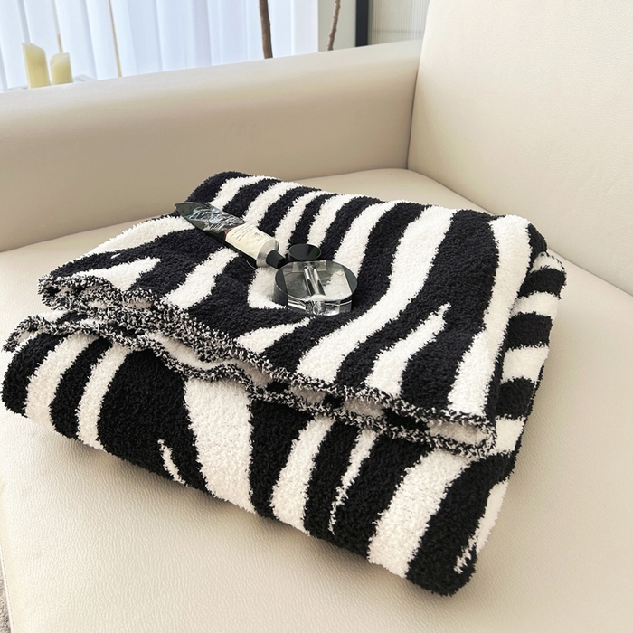 91家纺网 家纺一手货源 找家纺 苏艺针织盖毯 2024新款针织斑马纹半边绒毛毯 黑白斑马纹