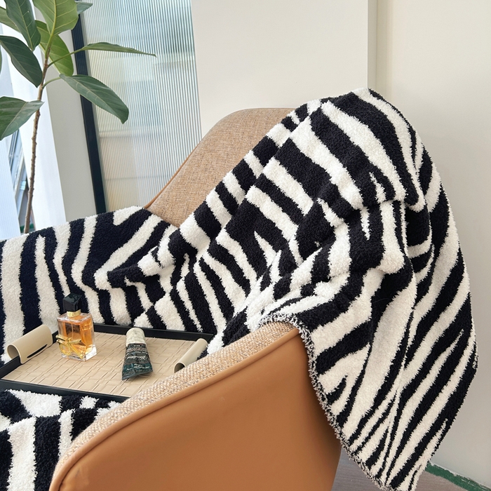 91家纺网 家纺一手货源 找家纺 苏艺针织盖毯 2024新款针织斑马纹半边绒毛毯 黑白斑马纹