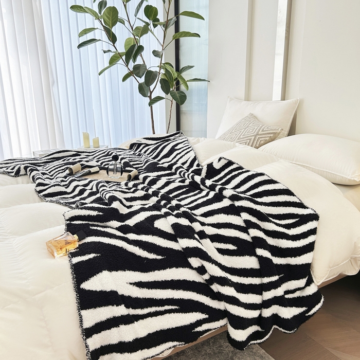 91家纺网 家纺一手货源 找家纺 苏艺针织盖毯 2024新款针织斑马纹半边绒毛毯 黑白斑马纹