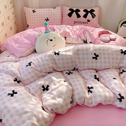 91家纺网 家纺一手货源 找家纺 花伞家居 2024新款奶油系蝴蝶结少女水洗云朵棉四件套 蝴蝶结粉黑