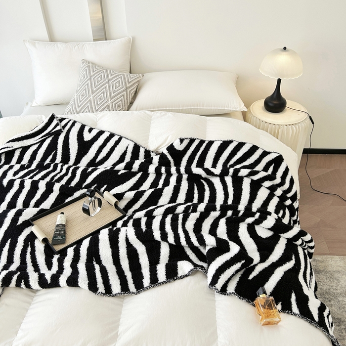 91家纺网 家纺一手货源 找家纺 苏艺针织盖毯 2024新款针织斑马纹半边绒毛毯 黑白斑马纹