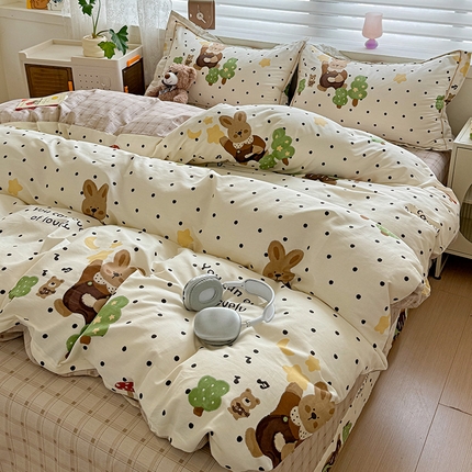 91家纺网 家纺一手货源 找家纺 乐童 2024新款直播爆款13070纯棉印花吊边款一字绣四件套第八波波点学院熊