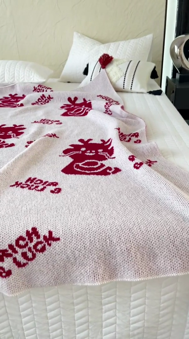 91家纺网 家纺一手货源 找家纺 苏艺针织盖毯 2024新款龙年限定针织亲肤毯龙年大吉盖毯 龙年进宝  (白）