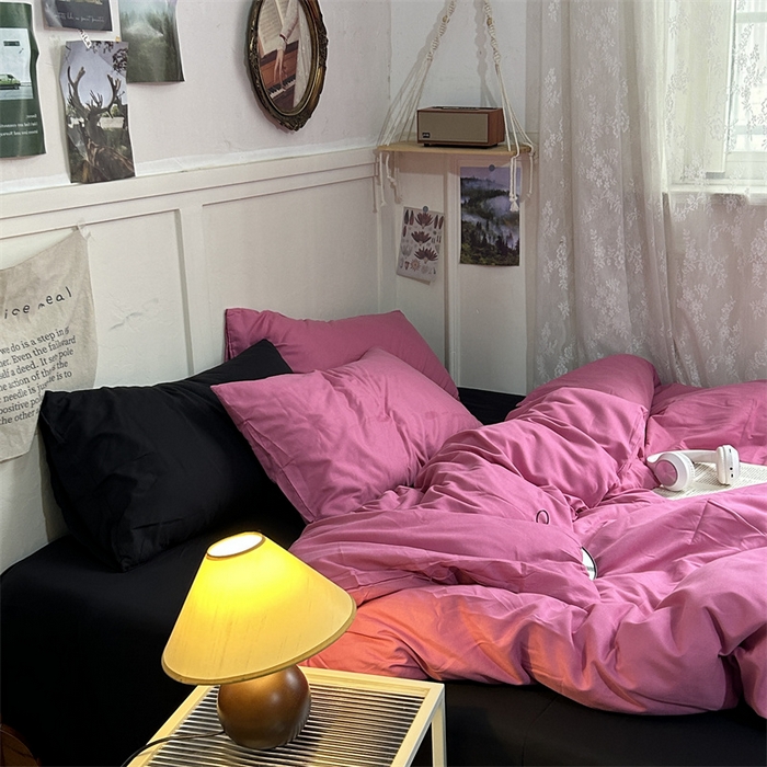 91家纺网 家纺一手货源 找家纺 优迈 2024新款ins风小红书同款纯色双拼水洗棉四件套亲肤加厚磨毛四件套混搭系列-单被套单床单单枕套单床笠 树莓粉黑