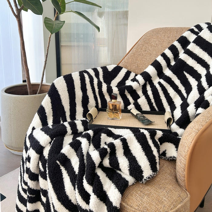 91家纺网 家纺一手货源 找家纺 苏艺针织盖毯 2024新款针织斑马纹半边绒毛毯 黑白斑马纹