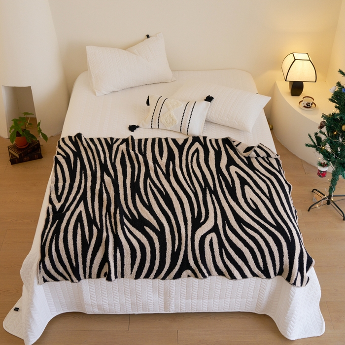 91家纺网 家纺一手货源 找家纺 苏艺针织盖毯 2024新款针织斑马纹半边绒毛毯 黑咖斑马纹