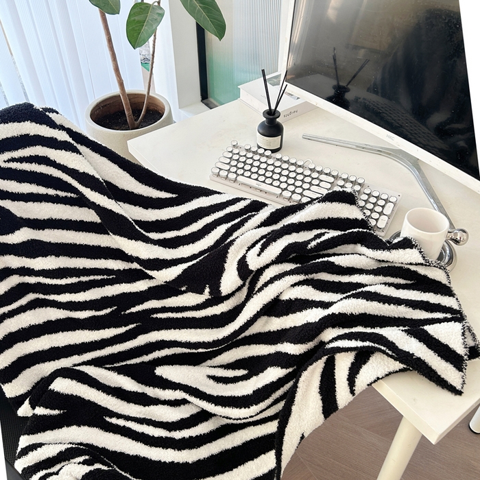 91家纺网 家纺一手货源 找家纺 苏艺针织盖毯 2024新款针织斑马纹半边绒毛毯 黑白斑马纹