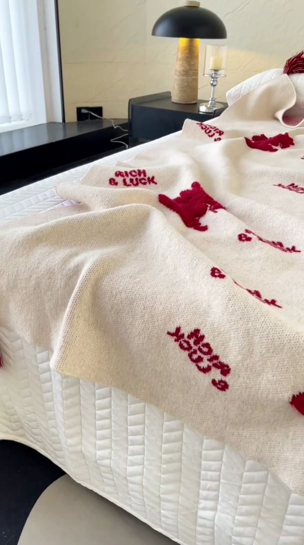 91家纺网 家纺一手货源 找家纺 苏艺针织盖毯 2024龙年限定高克重一体针织毛巾绣亲肤毛毯盖毯 祥龙献瑞（白)