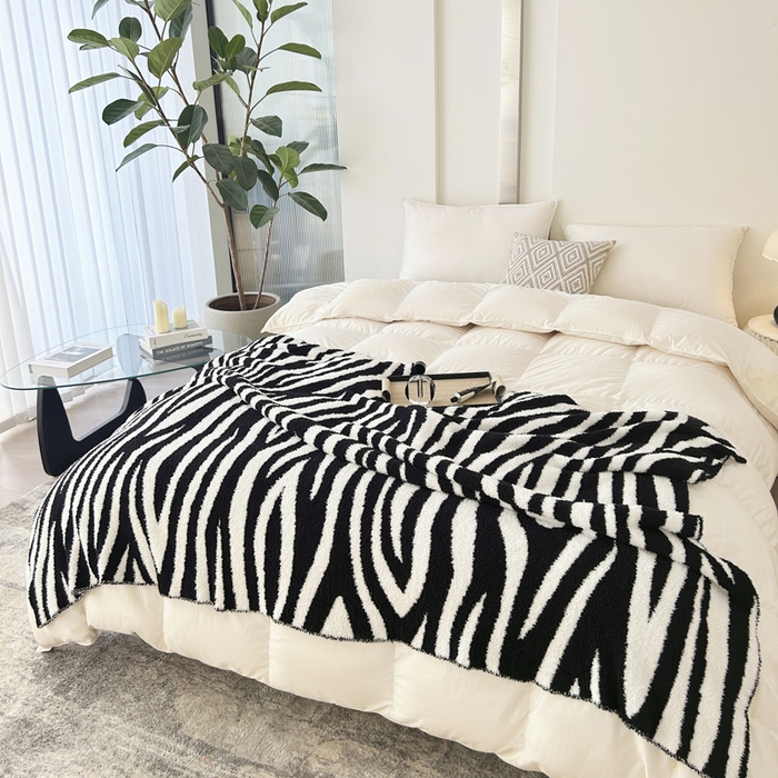 91家纺网 家纺一手货源 找家纺 苏艺针织盖毯 2024新款针织斑马纹半边绒毛毯 黑白斑马纹