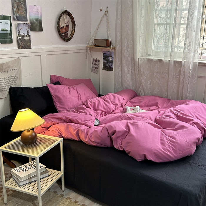 91家纺网 家纺一手货源 找家纺 优迈 2024新款ins风小红书同款纯色双拼水洗棉四件套亲肤加厚磨毛四件套混搭系列-单被套单床单单枕套单床笠 树莓粉黑