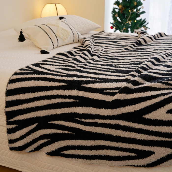 91家纺网 家纺一手货源 找家纺 苏艺针织盖毯 2024新款针织斑马纹半边绒毛毯 黑咖斑马纹