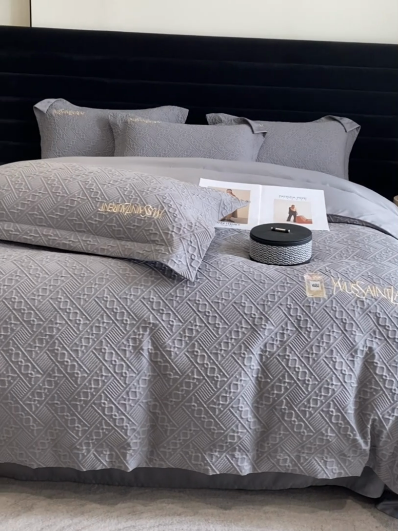 91家纺网 家纺一手货源 找家纺 优悦 2024新款时尚提花四件套-卡乐 卡乐-灰